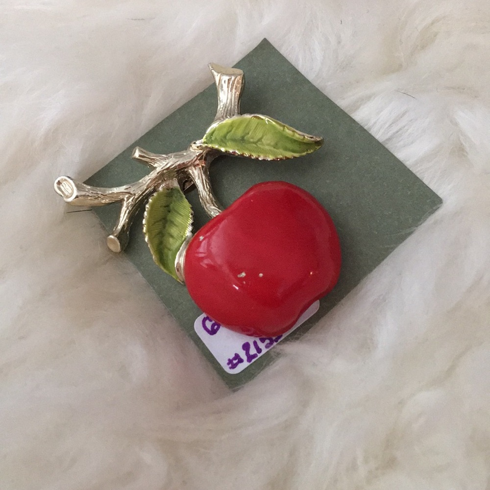 Gerry’s Vintage Red Enamel Apple Pin 🍎
